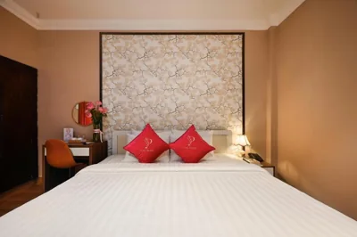 Deluxe Double Room — Pink Boutique Ben Thanh Hotel