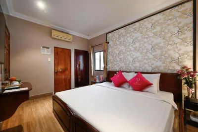Premium Deluxe Double Room — Pink Boutique Ben Thanh Hotel